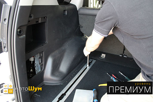 Разбираем багажник Тойоты Ленд Крузер Прадо.