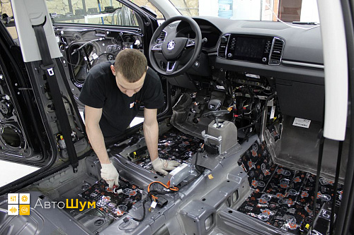 Клеим виброизоляцию на днище Шкода Карок