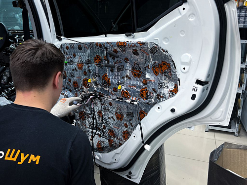 Оклейка технологических отверстий дверей виброизоляцией Тойота Фортунер