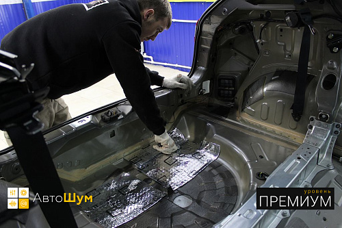 Клеим виброизоляцию на дно багажника Ниссан Кашкай