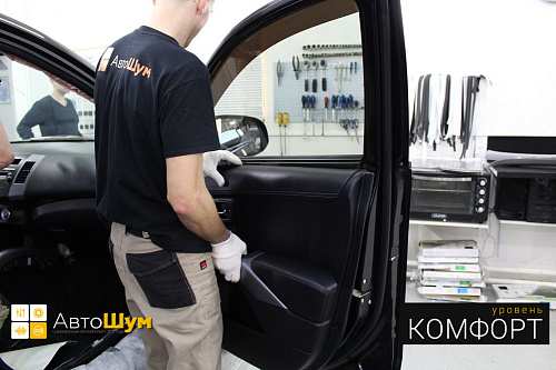 Снимаем дверную обшивку Митсубиси Аутлендер XL.