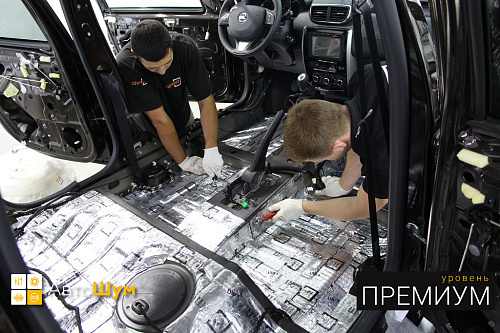 Клеим виброизоляцию на днище Ниссан Террано