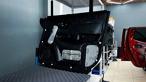 Виброизоляция дверной обшивки Митсубиси Л200