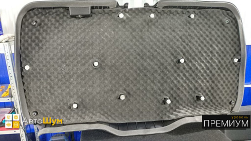 Клеим обшивку пятой двери Лифан Х70