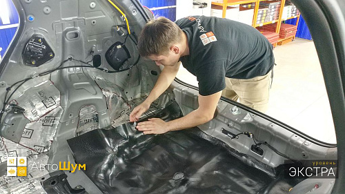 Клеим Шумофф Герметон 7Л на дно багажника и арки