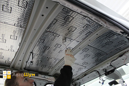 Клеим виброизоляцию на крышу Шкода Карок
