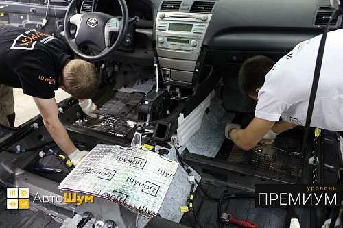 Клеим Шумофф Black Joker на пол Тойоты камри Xv40