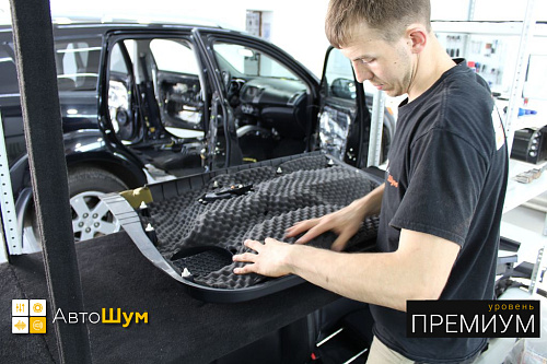 Оклеиваем шумопоглотителем дверную обшивку Митсубиси Аутледеер ХЛ.