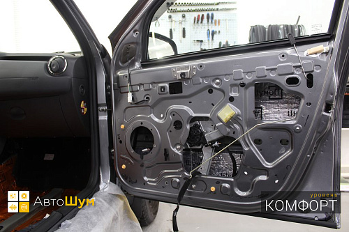 Клеим Шумофф М2 внутрь двери Рено Дастер.