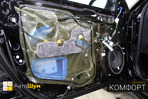 Влагозащитная пленка на дверях Тойоты Камри.