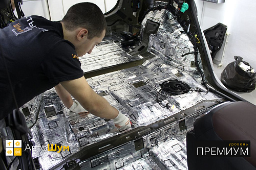 Клеим виброизоляция на днище Хендай Санта Фе