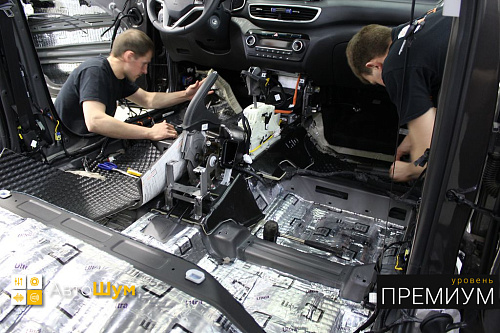 Клеим второй слой на пол Хендай Туссан