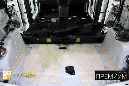 Штатная шумоизоляция багажника Форд Куга.