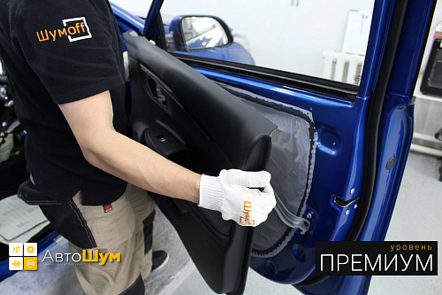 Снимаем дверные обшивки Киа Рио.