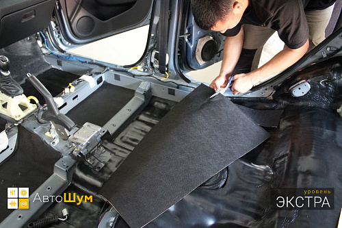 Клеим звукоизоляцию на днищк Киа Рио