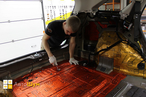 Клеим виброизоляцию в багажник Киа Соренто