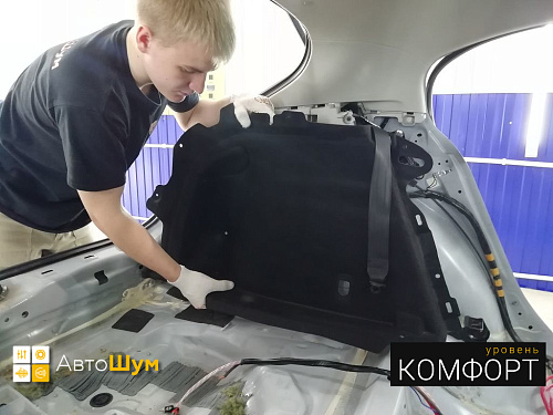 Разбираем багажник Мазды 3