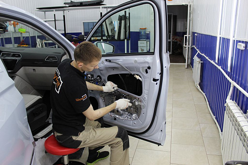 Оклеиваем технологические отверстия двери Фольксваген Тигуан