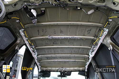 Демонтаж штатной шумоизоляции крыши Митсубиси Аутледер.