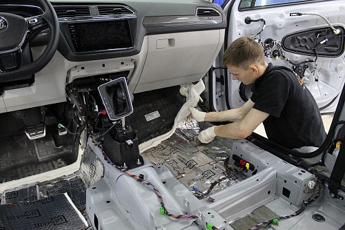 Клеим виброизоляцию на днище Фольксваген Тигуан