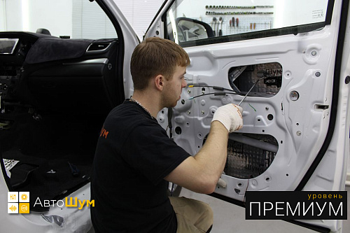 Клеим виброизоляцию внутрь двери Митсубиси Паджеро Спорт