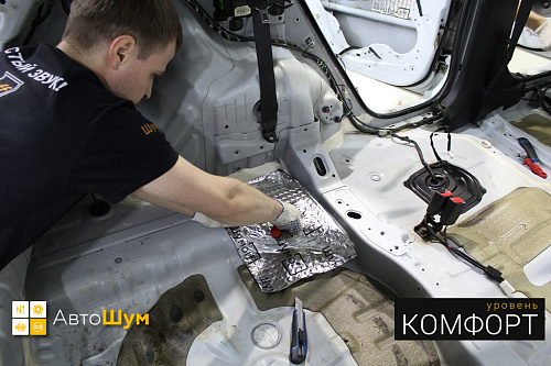 Клеим виброизоляцию в багажник Киа Спортейдж