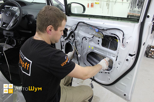 Клеим виброизоляцию внутрь двери Тойота Приус