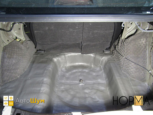 Шумоизоляция багажника Ниссан Тиида.