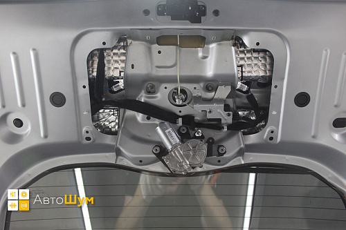 Виброизоляция пятой двери Рено Дастер