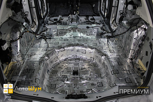 Клеим виброизоляцию на дно багажника Форд Фокус