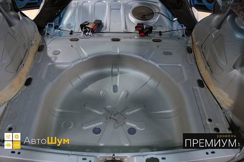 Штатная виброизоляция в багажнике Рено Каптюр