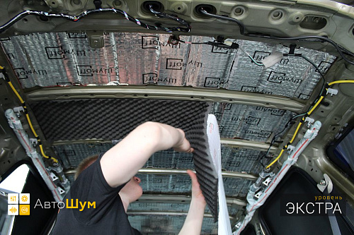 Клеим шумопоглотитель на крышу Митсубиси Аутледер.