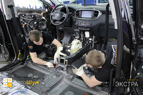 Клеим виброизоляцию на днище Киа Соренто Прайм