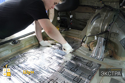 Клеим виброизоляцию в багажник Митсубиси Аутледер.