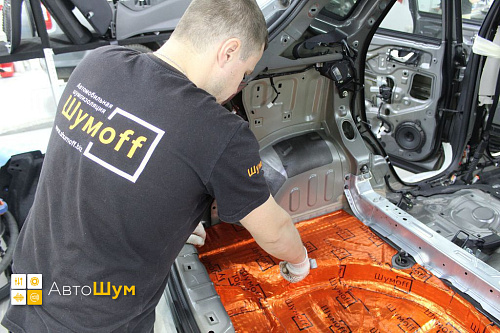 Клеим виброизоляцию в багажник Ниссан Кашкай Джи11