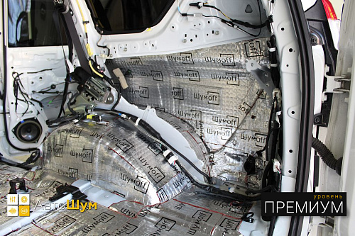 Клеим Шумофф Black Joker на арки Тойоты Ленд Крузер Прадо 150.