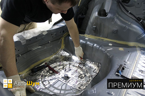 Клеим виброизоляцию в багажник Ниссан Ноут