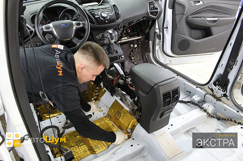 Клеим виброизоляцию на пол Форд Куга