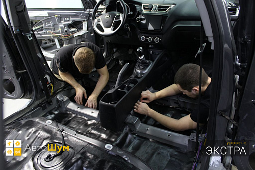 Клеим шумопоглотитель на днище Киа Рио