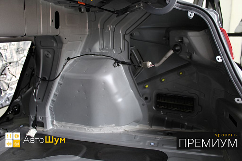 Штатная шумоизоляция арок Хендай Солярис.