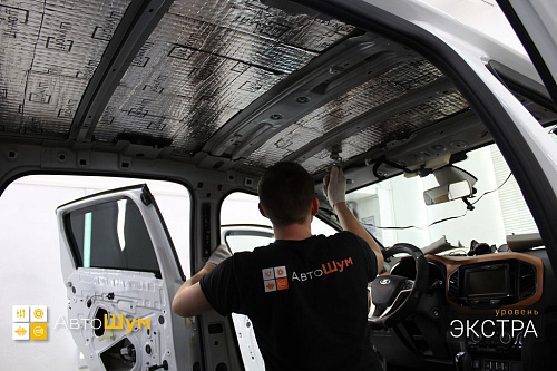 Клеим виброизоляцию на крышу Лада Х-Рей