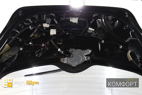 Шумоизоляция пятой двери Ниссан Лиф.