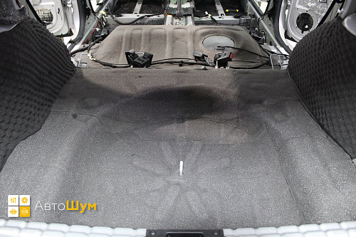 Клеим шумоизоляцию в багажник Рено Дастер