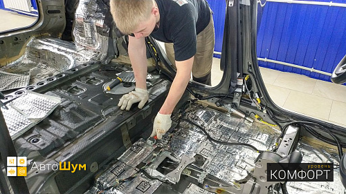 Клеим виброизоляцию Шумофф М3 на пол Хонды СРВ