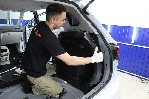 Разбираем багажник Фольксваген Тигуан.