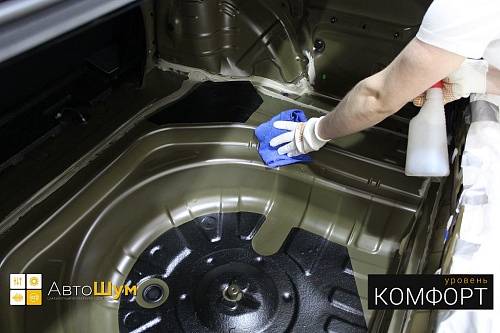 Обезжириваем поверхности багажника Тойоты Камри Xv55.