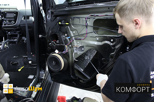 Клеим Шумофф М2 первым слоем внутрь двери Митсубиси Аутлендер GF.