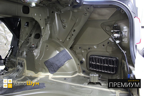 Заводская виброизоляция на арках Тойоты Королла Е150