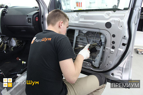 Клеим виброизоляцию внутрь двери Ниссан Х-Трейл Т31