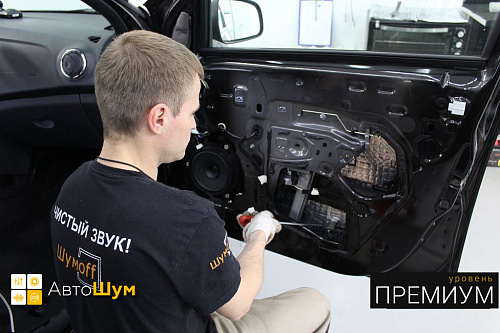 Клеим виброизоляцию внутрь двери Рено Сандеро